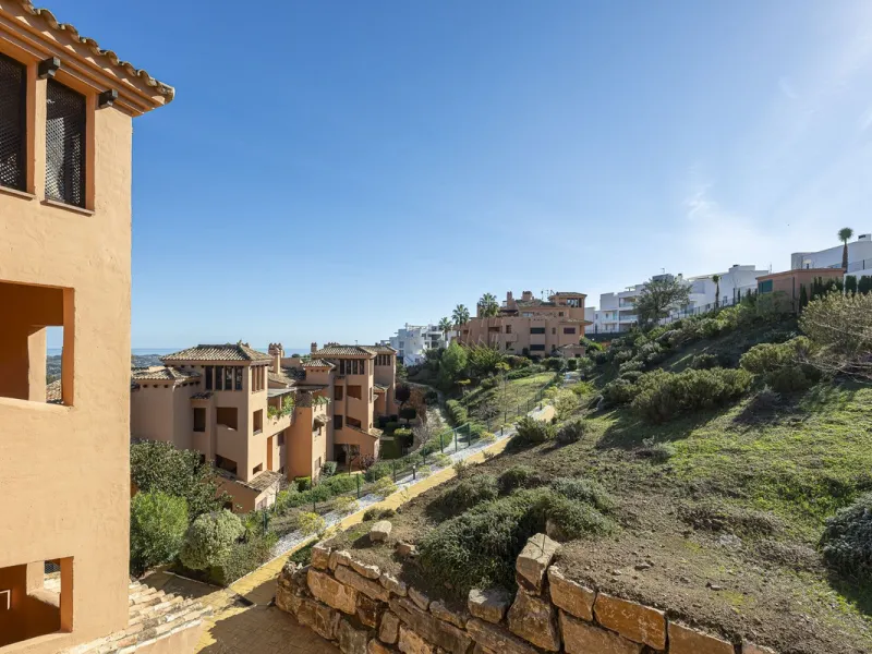 Soto de Marbella is one of the most exclusive gated communities on the Costa del Sol. Within this gated community, you can enjoy beautiful gardens, several swimming pools, a gym, tennis and paddle tennis courts, and a 9-hole golf course. Or have a coffee 