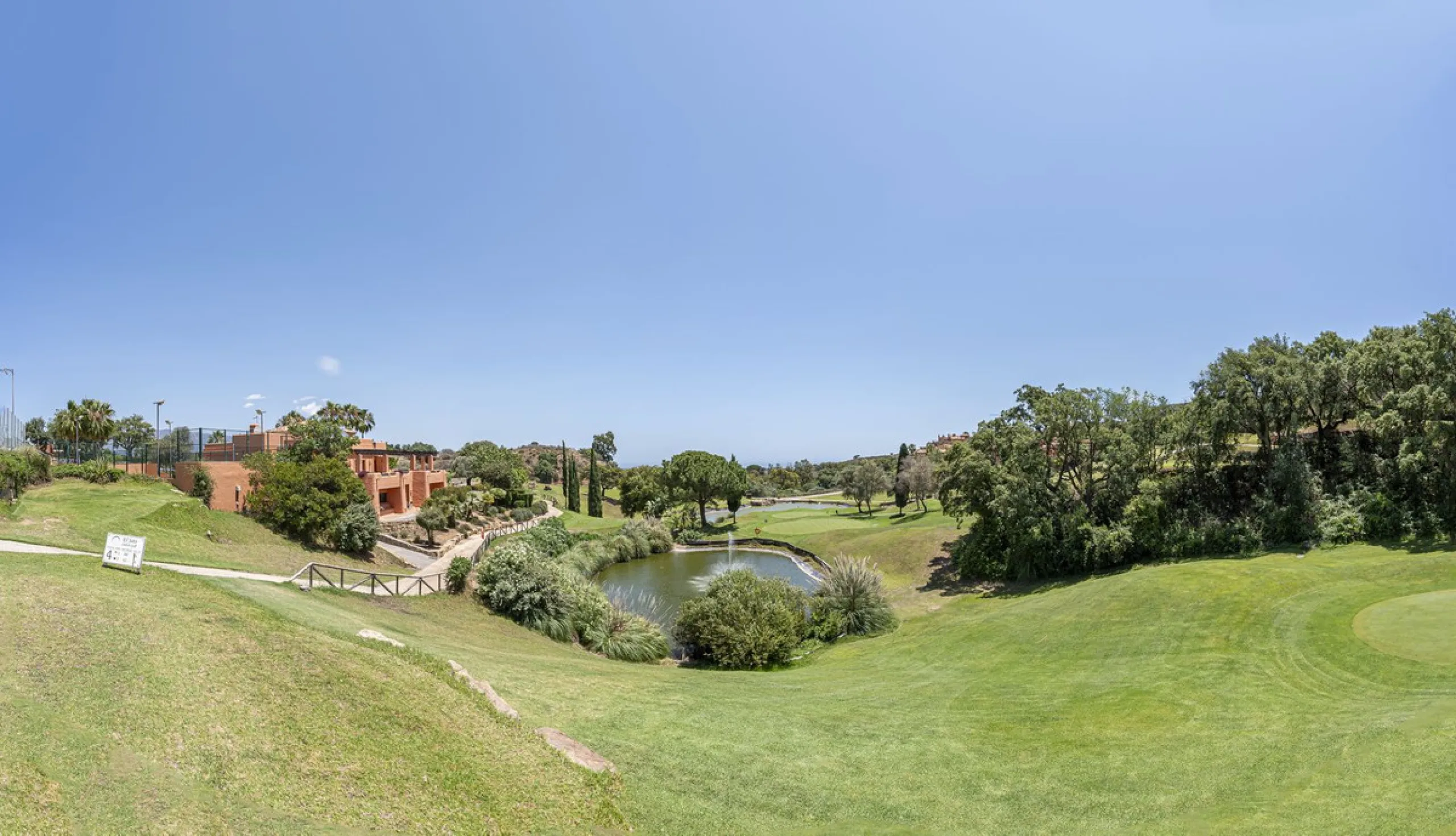 Soto de Marbella is one of the most exclusive gated communities on the Costa del Sol. Within this gated community, you can enjoy beautiful gardens, several swimming pools, a gym, tennis and paddle tennis courts, and a 9-hole golf course. Or have a coffee 