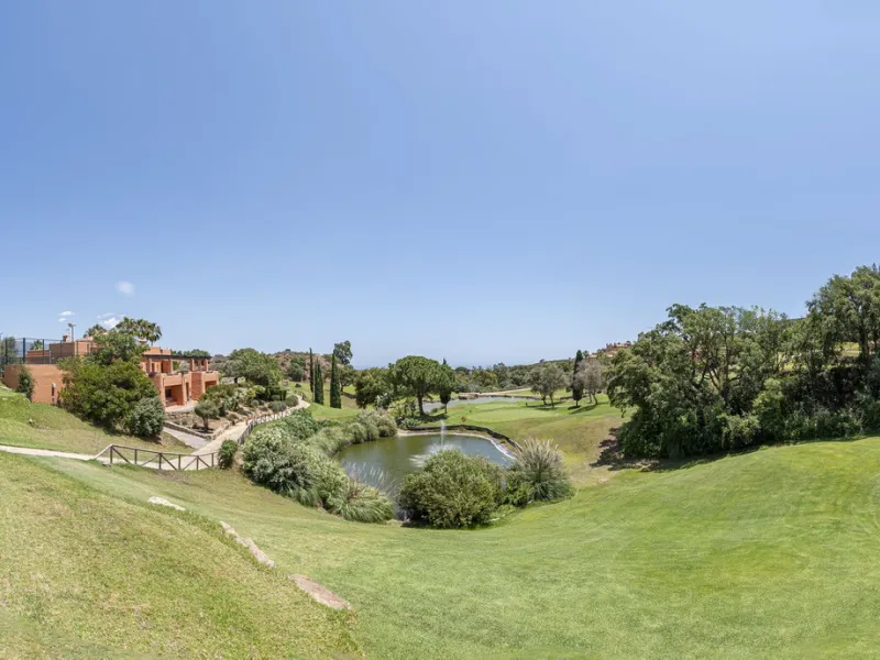 Soto de Marbella is one of the most exclusive gated communities on the Costa del Sol. Within this gated community, you can enjoy beautiful gardens, several swimming pools, a gym, tennis and paddle tennis courts, and a 9-hole golf course. Or have a coffee 