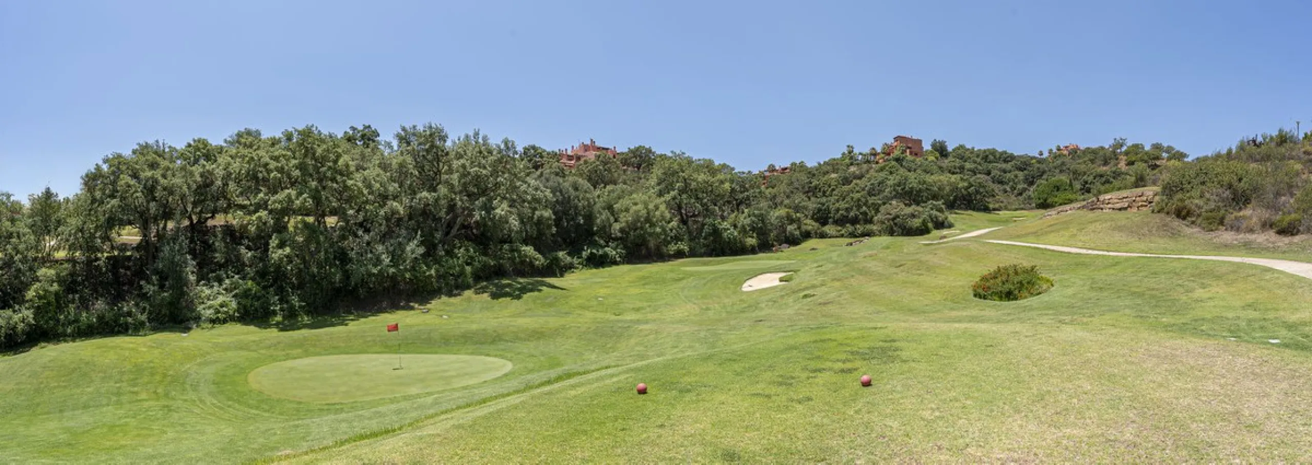 Soto de Marbella is one of the most exclusive gated communities on the Costa del Sol. Within this gated community, you can enjoy beautiful gardens, several swimming pools, a gym, tennis and paddle tennis courts, and a 9-hole golf course. Or have a coffee 