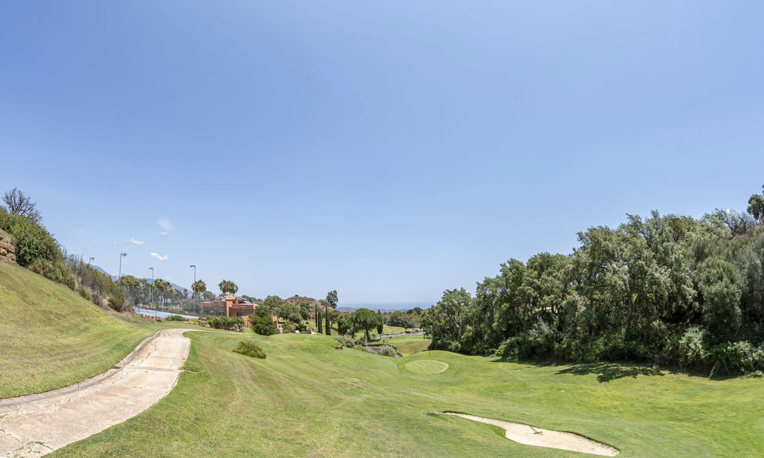 Soto de Marbella is one of the most exclusive gated communities on the Costa del Sol. Within this gated community, you can enjoy beautiful gardens, several swimming pools, a gym, tennis and paddle tennis courts, and a 9-hole golf course. Or have a coffee 