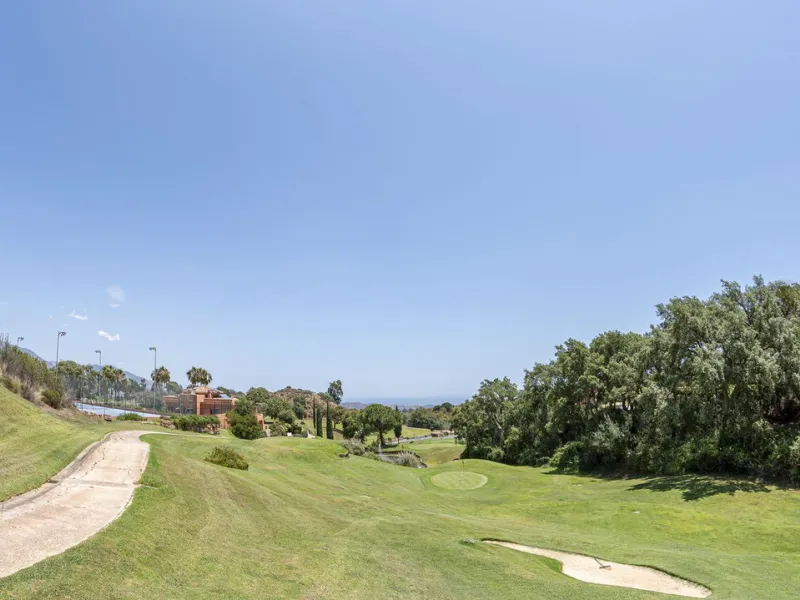 Soto de Marbella is one of the most exclusive gated communities on the Costa del Sol. Within this gated community, you can enjoy beautiful gardens, several swimming pools, a gym, tennis and paddle tennis courts, and a 9-hole golf course. Or have a coffee 