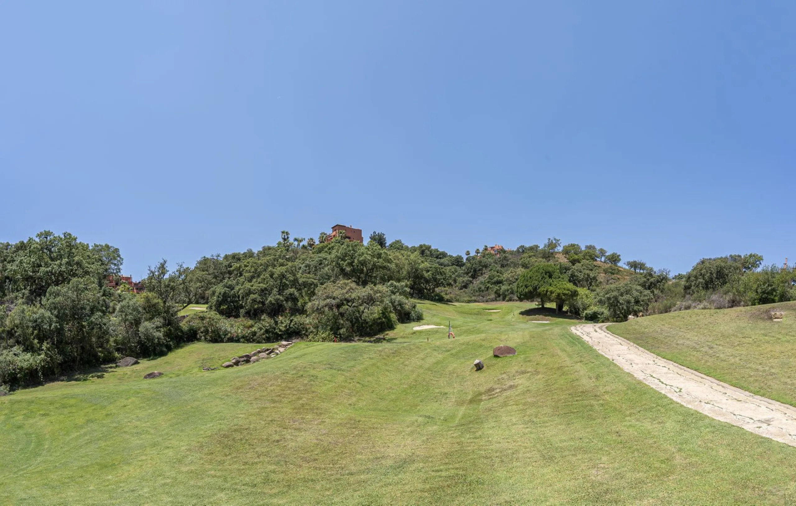 Soto de Marbella is one of the most exclusive gated communities on the Costa del Sol. Within this gated community, you can enjoy beautiful gardens, several swimming pools, a gym, tennis and paddle tennis courts, and a 9-hole golf course. Or have a coffee 