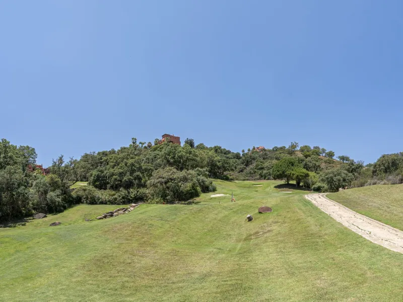 Soto de Marbella is one of the most exclusive gated communities on the Costa del Sol. Within this gated community, you can enjoy beautiful gardens, several swimming pools, a gym, tennis and paddle tennis courts, and a 9-hole golf course. Or have a coffee 