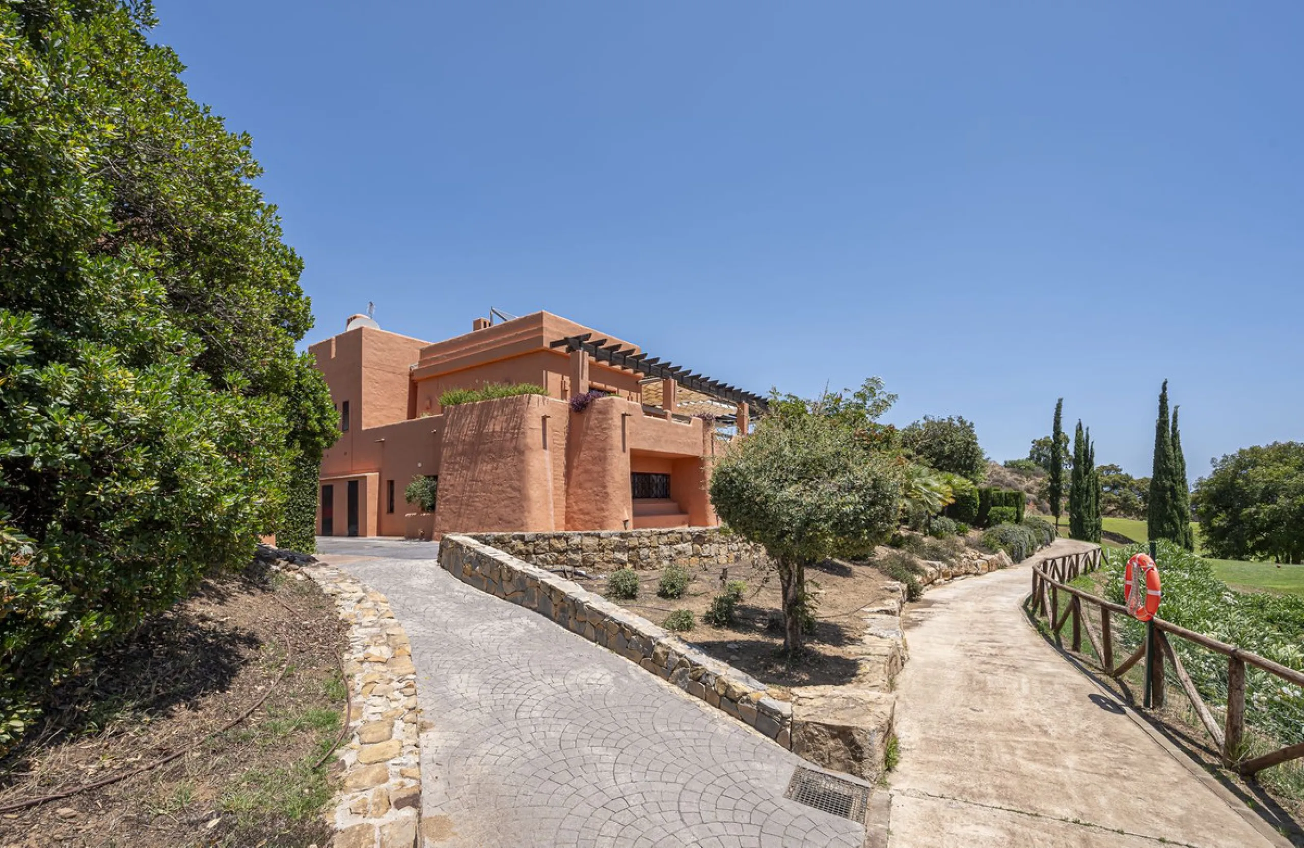 Soto de Marbella is one of the most exclusive gated communities on the Costa del Sol. Within this gated community, you can enjoy beautiful gardens, several swimming pools, a gym, tennis and paddle tennis courts, and a 9-hole golf course. Or have a coffee 