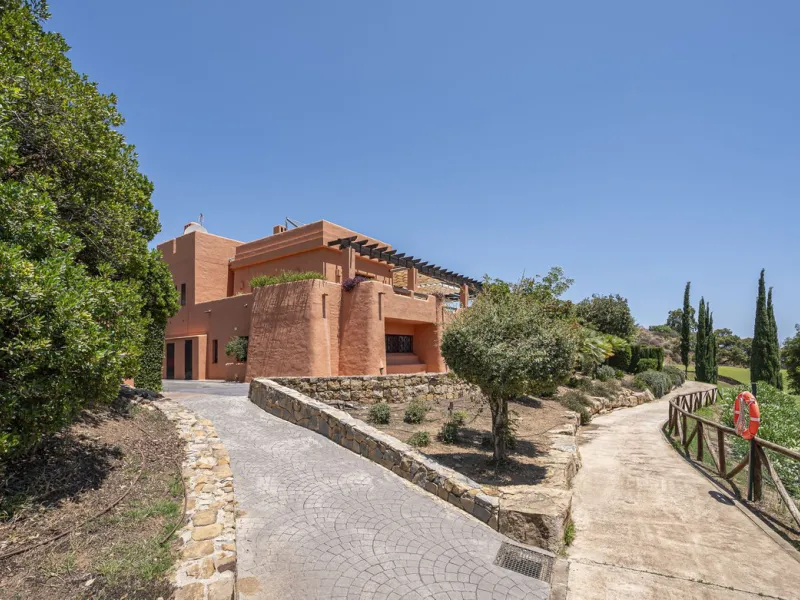 Soto de Marbella is one of the most exclusive gated communities on the Costa del Sol. Within this gated community, you can enjoy beautiful gardens, several swimming pools, a gym, tennis and paddle tennis courts, and a 9-hole golf course. Or have a coffee 