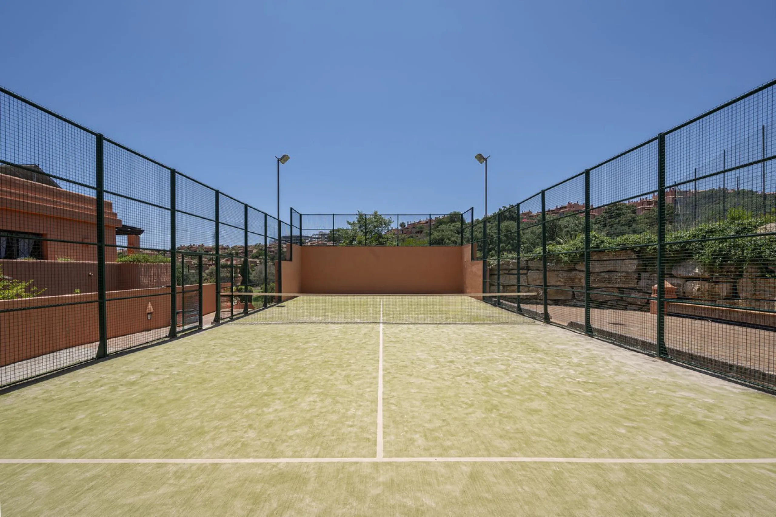 Soto de Marbella is one of the most exclusive gated communities on the Costa del Sol. Within this gated community, you can enjoy beautiful gardens, several swimming pools, a gym, tennis and paddle tennis courts, and a 9-hole golf course. Or have a coffee 