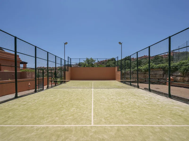 Soto de Marbella is one of the most exclusive gated communities on the Costa del Sol. Within this gated community, you can enjoy beautiful gardens, several swimming pools, a gym, tennis and paddle tennis courts, and a 9-hole golf course. Or have a coffee 