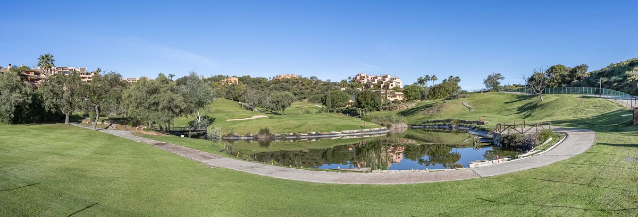 Soto de Marbella is one of the most exclusive gated communities on the Costa del Sol. Within this gated community, you can enjoy beautiful gardens, several swimming pools, a gym, tennis and paddle tennis courts, and a 9-hole golf course. Or have a coffee 