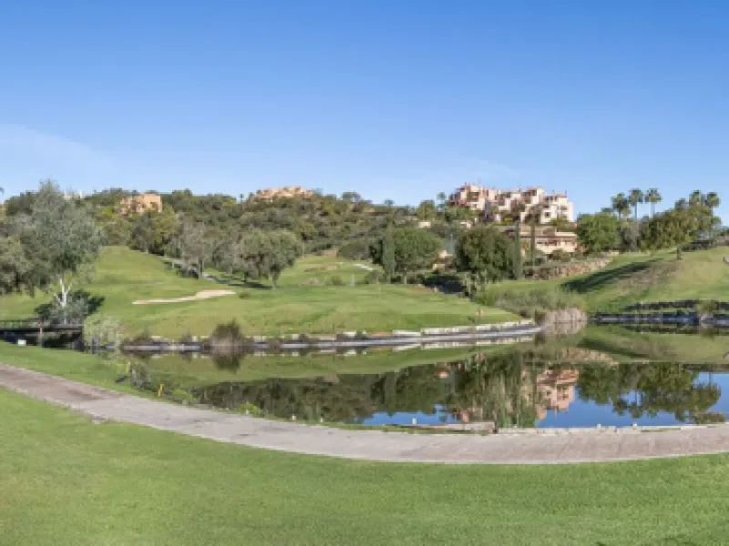 Soto de Marbella is one of the most exclusive gated communities on the Costa del Sol. Within this gated community, you can enjoy beautiful gardens, several swimming pools, a gym, tennis and paddle tennis courts, and a 9-hole golf course. Or have a coffee 
