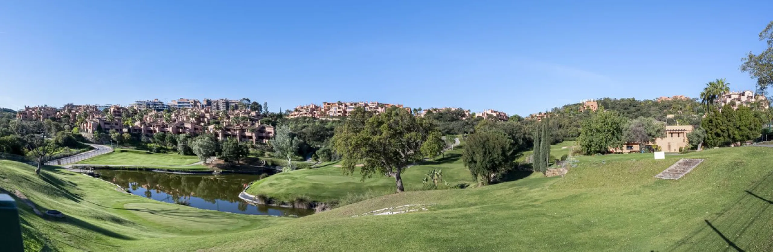 Soto de Marbella is one of the most exclusive gated communities on the Costa del Sol. Within this gated community, you can enjoy beautiful gardens, several swimming pools, a gym, tennis and paddle tennis courts, and a 9-hole golf course. Or have a coffee 