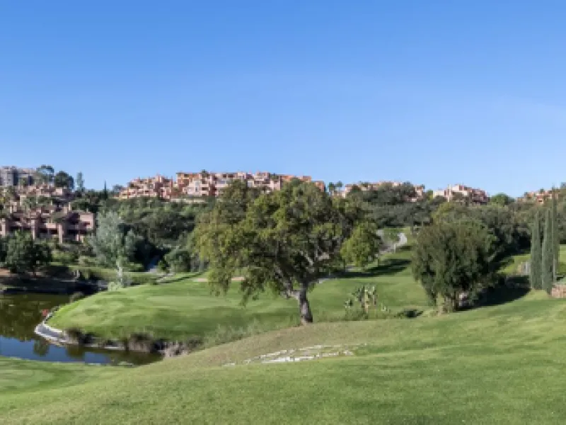 Soto de Marbella is one of the most exclusive gated communities on the Costa del Sol. Within this gated community, you can enjoy beautiful gardens, several swimming pools, a gym, tennis and paddle tennis courts, and a 9-hole golf course. Or have a coffee 