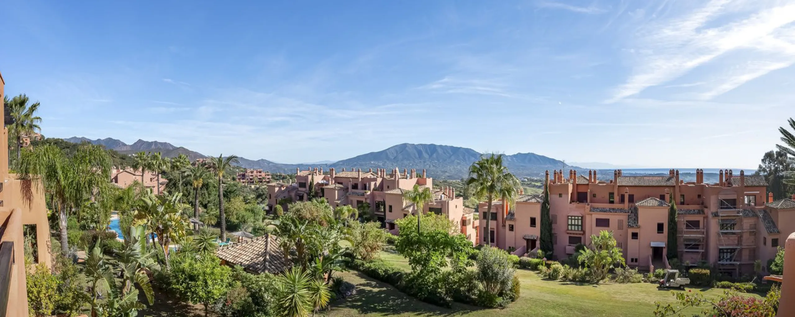 Soto de Marbella is one of the most exclusive gated communities on the Costa del Sol. Within this gated community, you can enjoy beautiful gardens, several swimming pools, a gym, tennis and paddle tennis courts, and a 9-hole golf course. Or have a coffee 