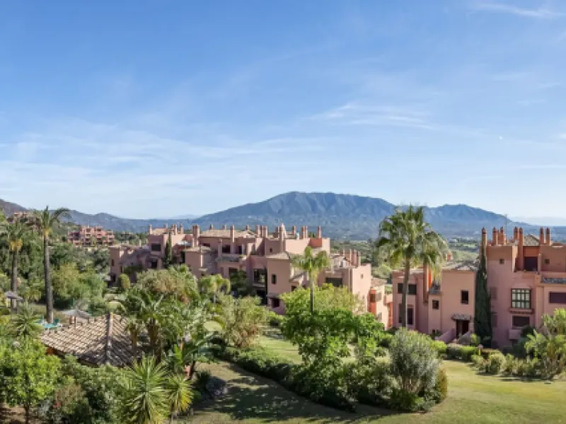Soto de Marbella is one of the most exclusive gated communities on the Costa del Sol. Within this gated community, you can enjoy beautiful gardens, several swimming pools, a gym, tennis and paddle tennis courts, and a 9-hole golf course. Or have a coffee 