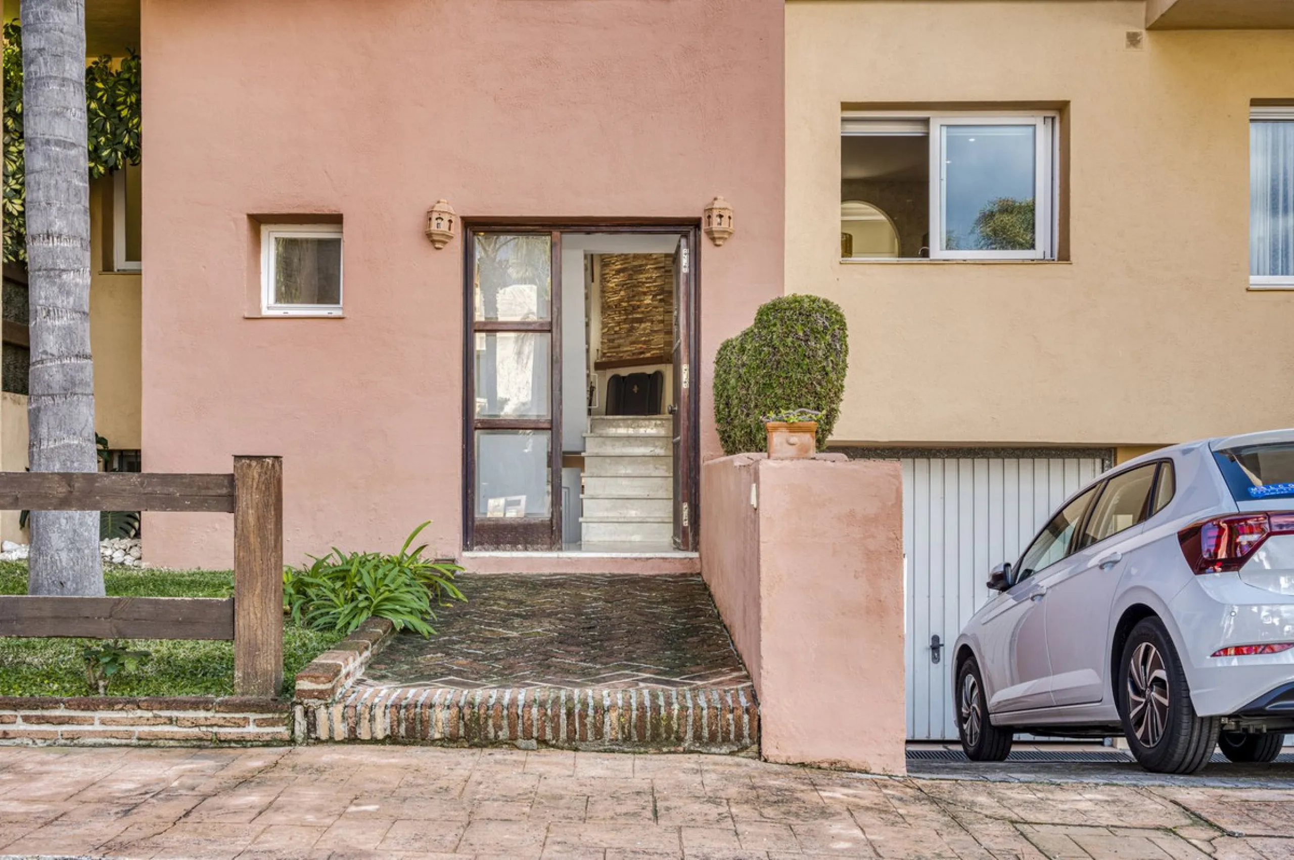 Discover this beautiful townhouse located in a quiet and well-kept closed urbanisation in Marbella, ideal for those looking for comfort, privacy and an excellent location, a few minutes from the main points of interest of the Costa del Sol.