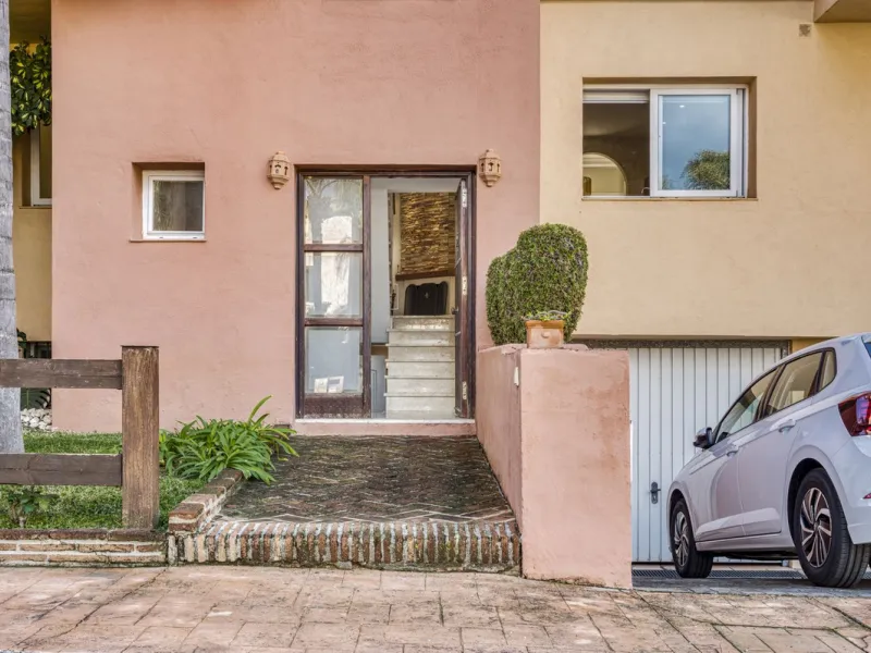 Discover this beautiful townhouse located in a quiet and well-kept closed urbanisation in Marbella, ideal for those looking for comfort, privacy and an excellent location, a few minutes from the main points of interest of the Costa del Sol.