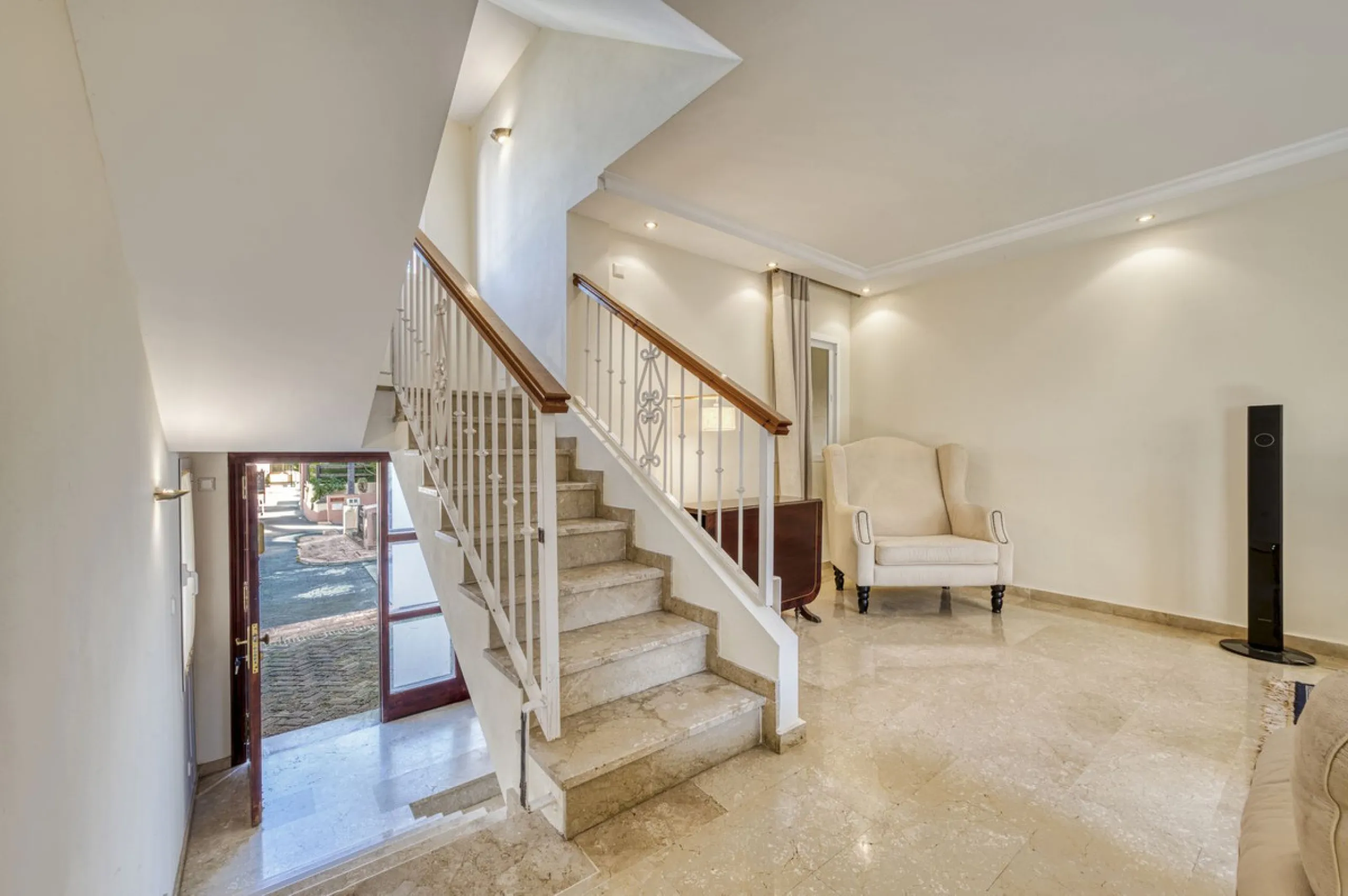Discover this beautiful townhouse located in a quiet and well-kept closed urbanisation in Marbella, ideal for those looking for comfort, privacy and an excellent location, a few minutes from the main points of interest of the Costa del Sol.