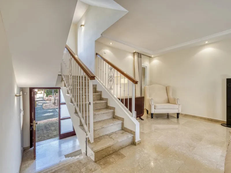 Discover this beautiful townhouse located in a quiet and well-kept closed urbanisation in Marbella, ideal for those looking for comfort, privacy and an excellent location, a few minutes from the main points of interest of the Costa del Sol.