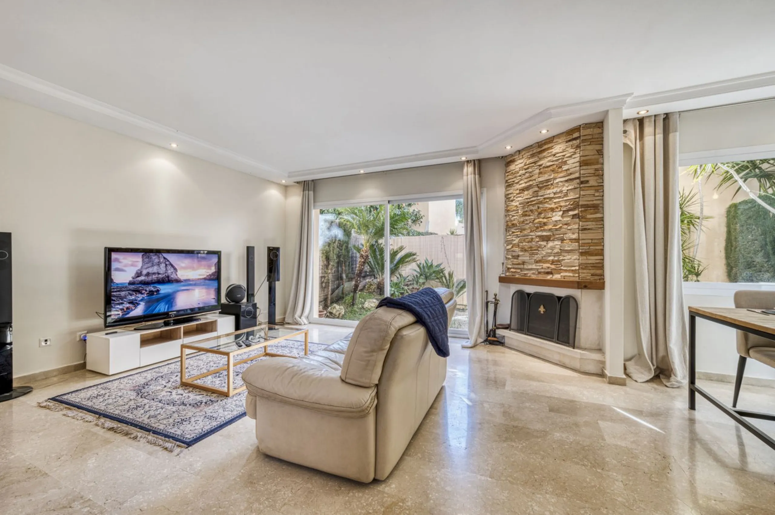 Discover this beautiful townhouse located in a quiet and well-kept closed urbanisation in Marbella, ideal for those looking for comfort, privacy and an excellent location, a few minutes from the main points of interest of the Costa del Sol.