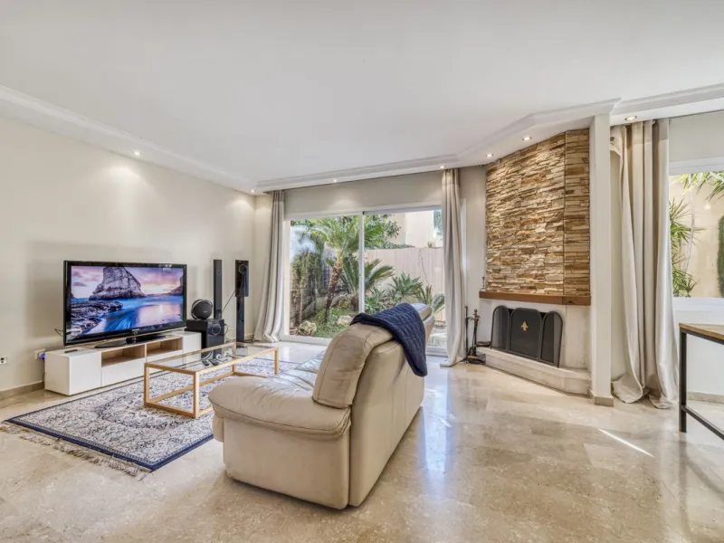 Discover this beautiful townhouse located in a quiet and well-kept closed urbanisation in Marbella, ideal for those looking for comfort, privacy and an excellent location, a few minutes from the main points of interest of the Costa del Sol.