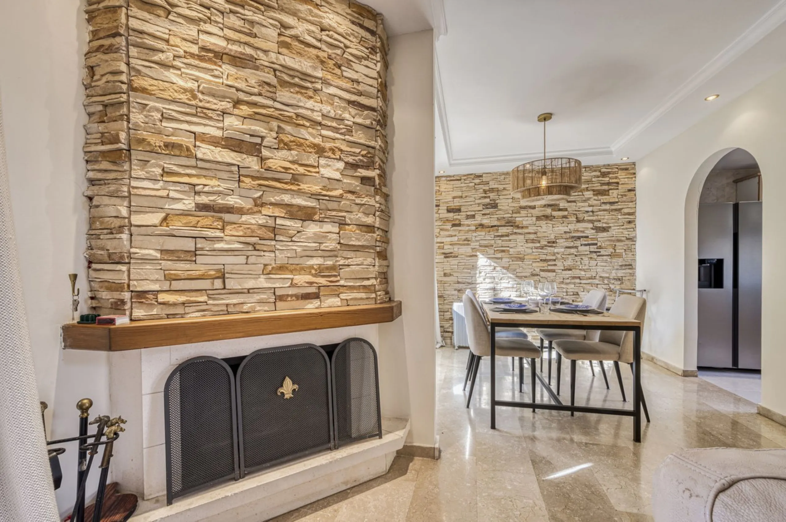 Discover this beautiful townhouse located in a quiet and well-kept closed urbanisation in Marbella, ideal for those looking for comfort, privacy and an excellent location, a few minutes from the main points of interest of the Costa del Sol.