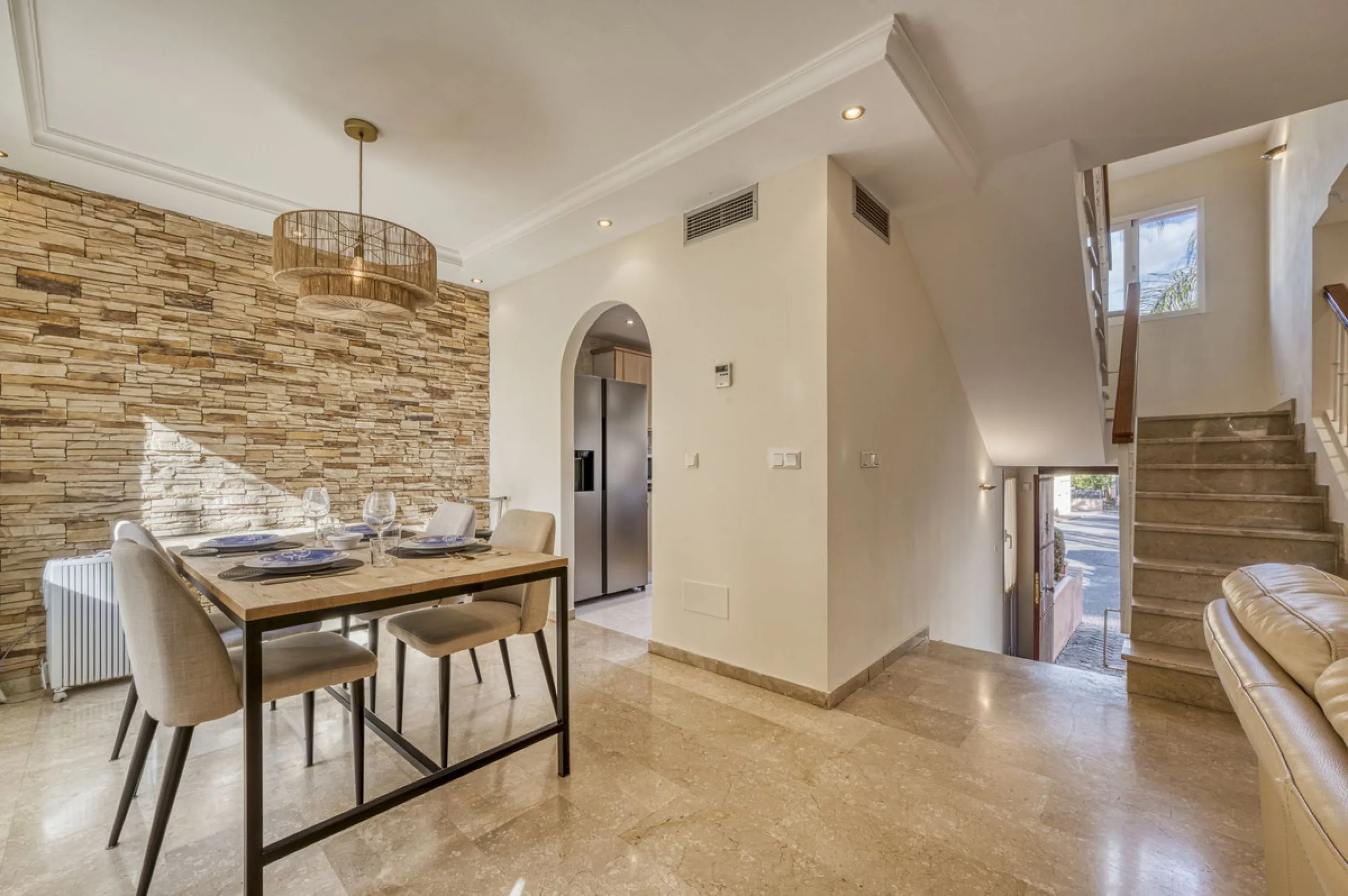 Discover this beautiful townhouse located in a quiet and well-kept closed urbanisation in Marbella, ideal for those looking for comfort, privacy and an excellent location, a few minutes from the main points of interest of the Costa del Sol.