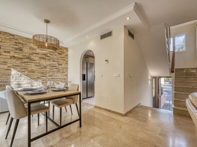 Discover this beautiful townhouse located in a quiet and well-kept closed urbanisation in Marbella, ideal for those looking for comfort, privacy and an excellent location, a few minutes from the main points of interest of the Costa del Sol.