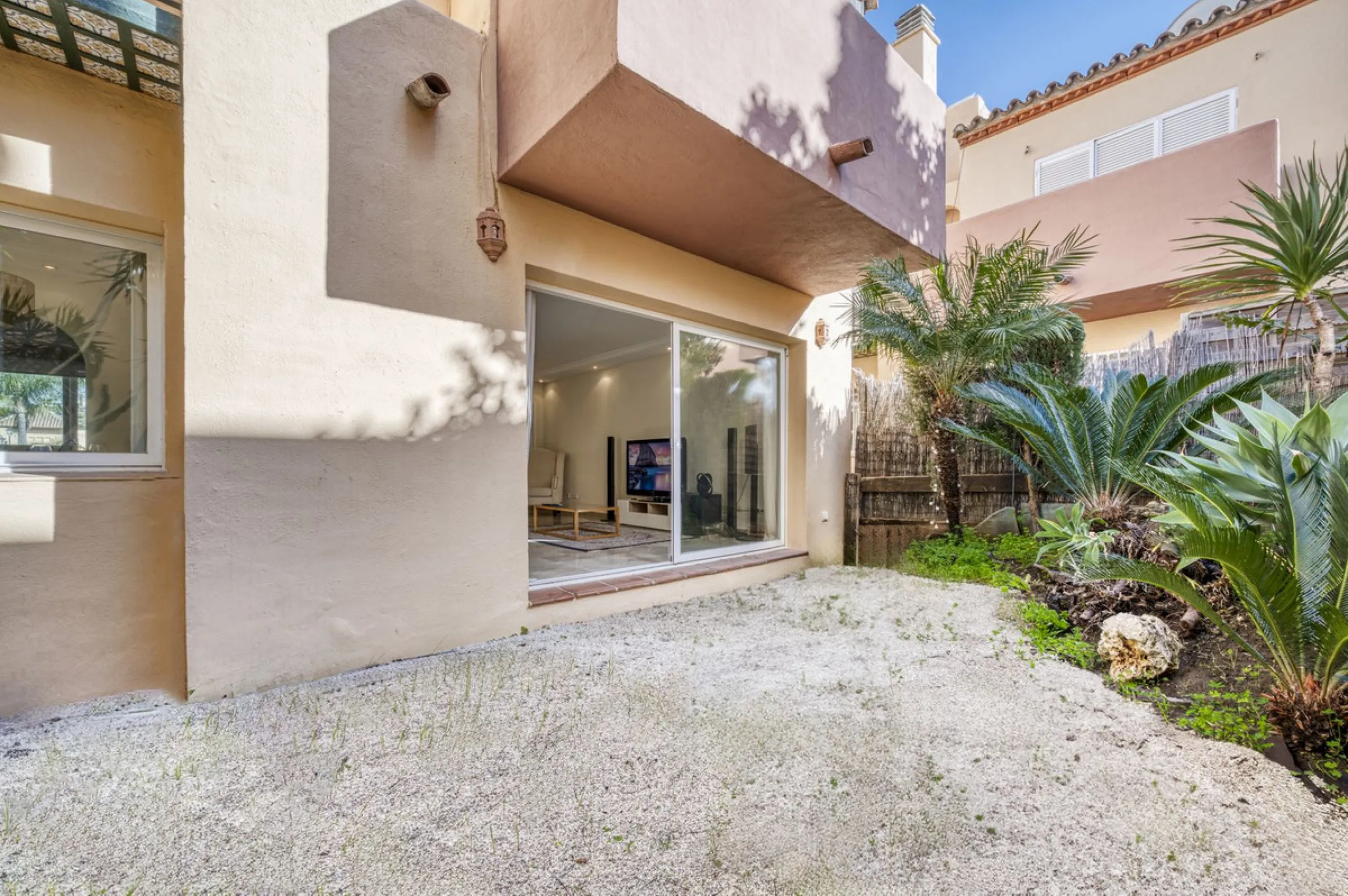Discover this beautiful townhouse located in a quiet and well-kept closed urbanisation in Marbella, ideal for those looking for comfort, privacy and an excellent location, a few minutes from the main points of interest of the Costa del Sol.
