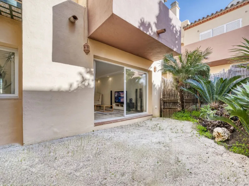 Discover this beautiful townhouse located in a quiet and well-kept closed urbanisation in Marbella, ideal for those looking for comfort, privacy and an excellent location, a few minutes from the main points of interest of the Costa del Sol.