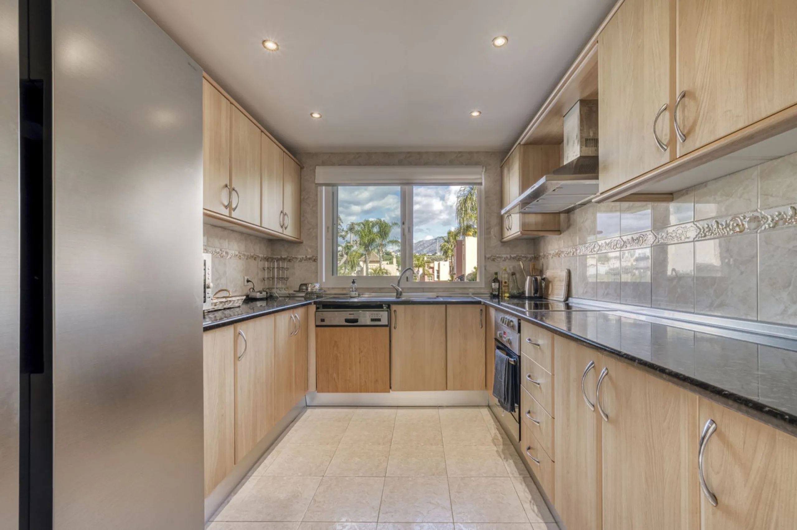 Discover this beautiful townhouse located in a quiet and well-kept closed urbanisation in Marbella, ideal for those looking for comfort, privacy and an excellent location, a few minutes from the main points of interest of the Costa del Sol.