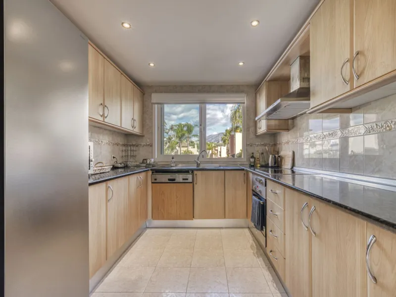 Discover this beautiful townhouse located in a quiet and well-kept closed urbanisation in Marbella, ideal for those looking for comfort, privacy and an excellent location, a few minutes from the main points of interest of the Costa del Sol.