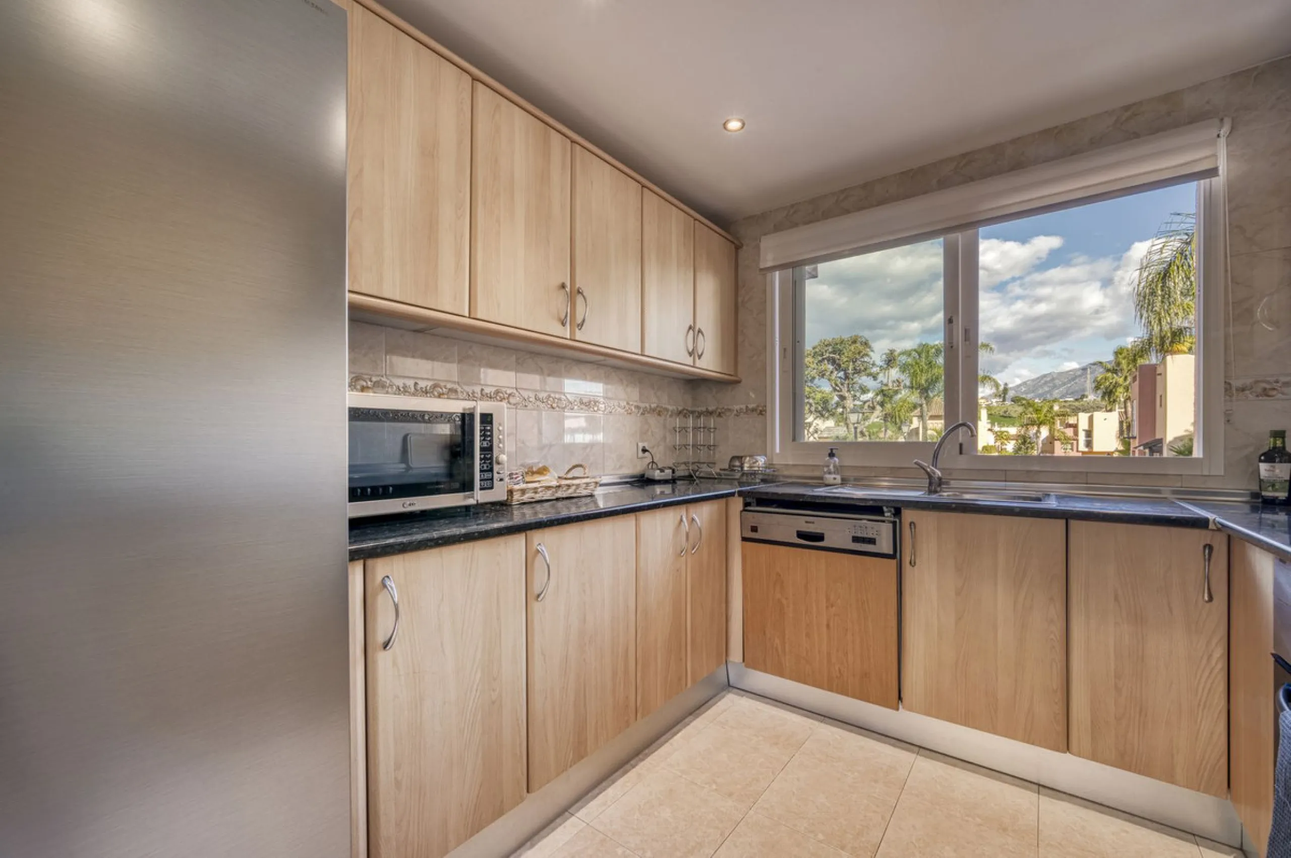 Discover this beautiful townhouse located in a quiet and well-kept closed urbanisation in Marbella, ideal for those looking for comfort, privacy and an excellent location, a few minutes from the main points of interest of the Costa del Sol.