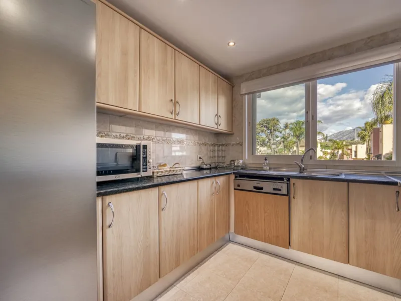 Discover this beautiful townhouse located in a quiet and well-kept closed urbanisation in Marbella, ideal for those looking for comfort, privacy and an excellent location, a few minutes from the main points of interest of the Costa del Sol.
