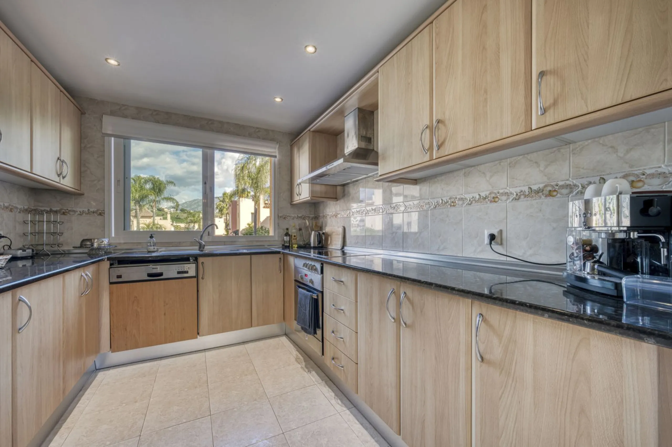 Discover this beautiful townhouse located in a quiet and well-kept closed urbanisation in Marbella, ideal for those looking for comfort, privacy and an excellent location, a few minutes from the main points of interest of the Costa del Sol.