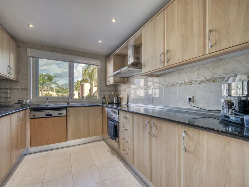 Discover this beautiful townhouse located in a quiet and well-kept closed urbanisation in Marbella, ideal for those looking for comfort, privacy and an excellent location, a few minutes from the main points of interest of the Costa del Sol.