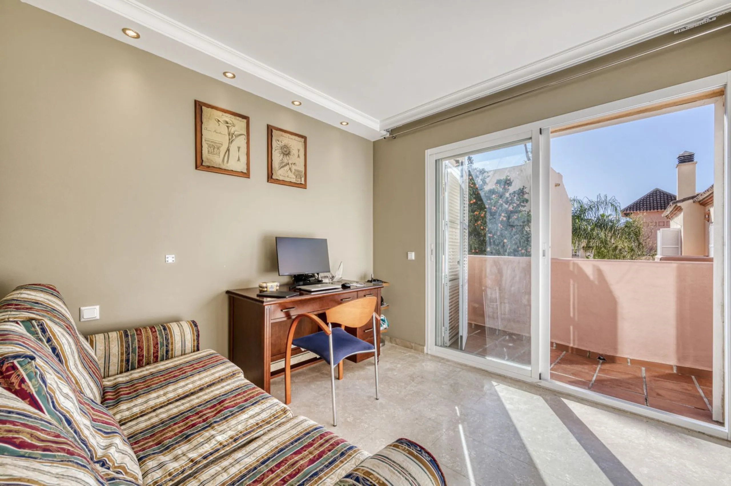 Discover this beautiful townhouse located in a quiet and well-kept closed urbanisation in Marbella, ideal for those looking for comfort, privacy and an excellent location, a few minutes from the main points of interest of the Costa del Sol.