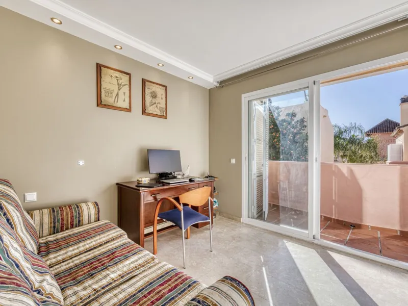 Discover this beautiful townhouse located in a quiet and well-kept closed urbanisation in Marbella, ideal for those looking for comfort, privacy and an excellent location, a few minutes from the main points of interest of the Costa del Sol.