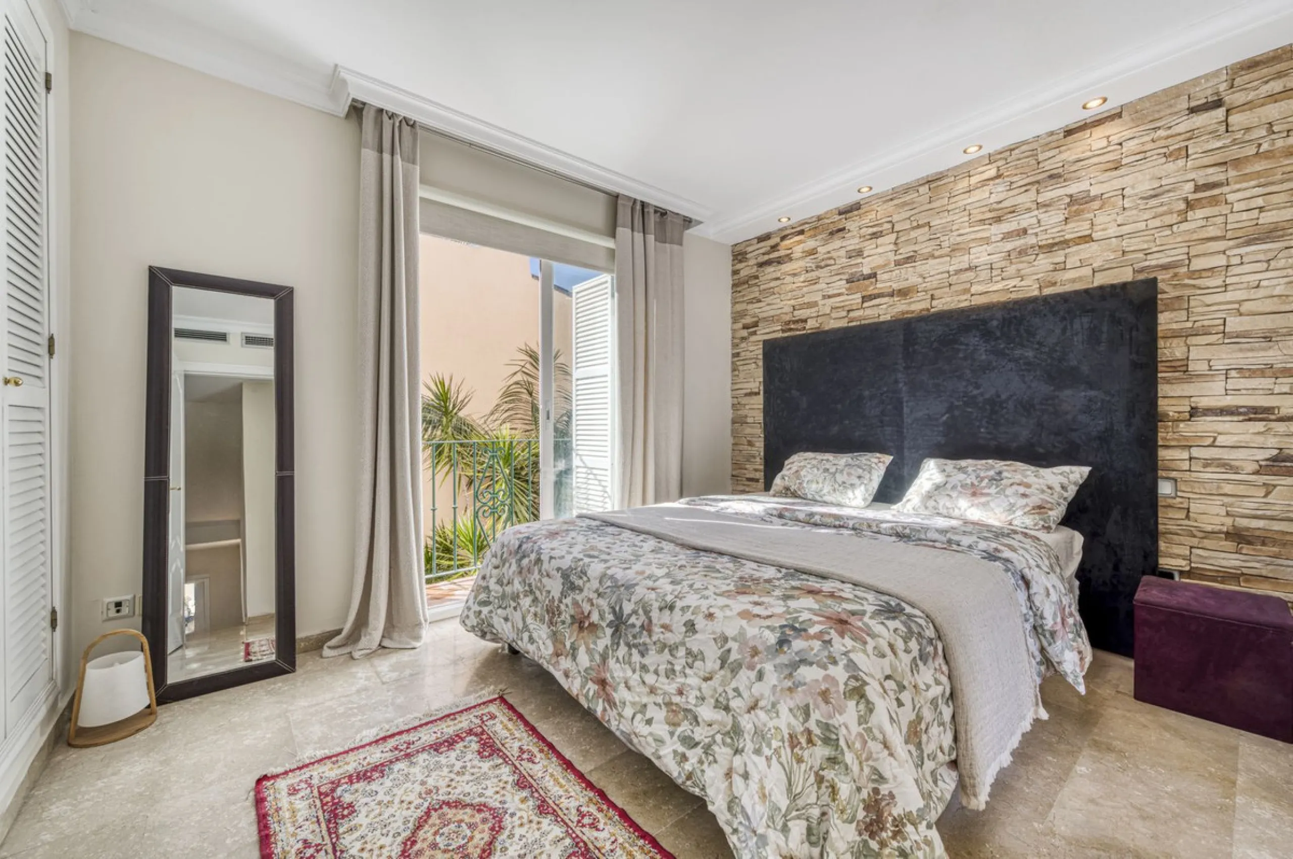 Discover this beautiful townhouse located in a quiet and well-kept closed urbanisation in Marbella, ideal for those looking for comfort, privacy and an excellent location, a few minutes from the main points of interest of the Costa del Sol.