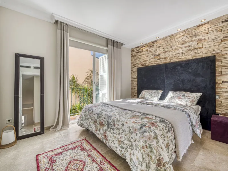 Discover this beautiful townhouse located in a quiet and well-kept closed urbanisation in Marbella, ideal for those looking for comfort, privacy and an excellent location, a few minutes from the main points of interest of the Costa del Sol.