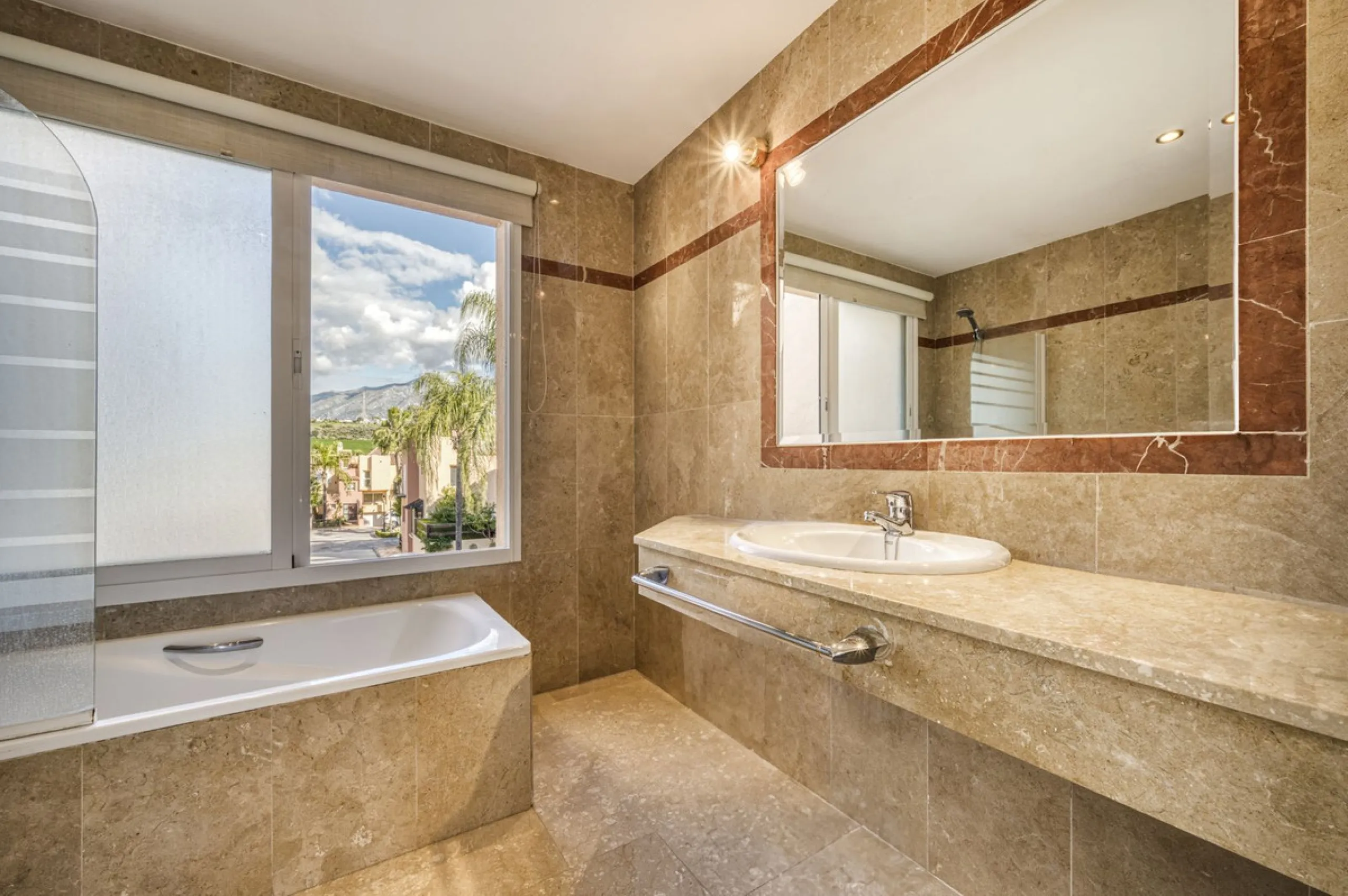 Discover this beautiful townhouse located in a quiet and well-kept closed urbanisation in Marbella, ideal for those looking for comfort, privacy and an excellent location, a few minutes from the main points of interest of the Costa del Sol.