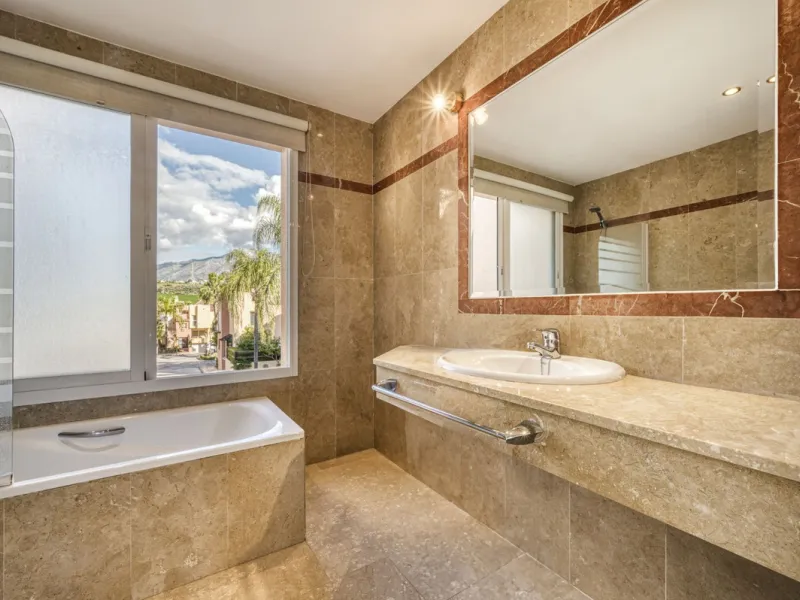 Discover this beautiful townhouse located in a quiet and well-kept closed urbanisation in Marbella, ideal for those looking for comfort, privacy and an excellent location, a few minutes from the main points of interest of the Costa del Sol.