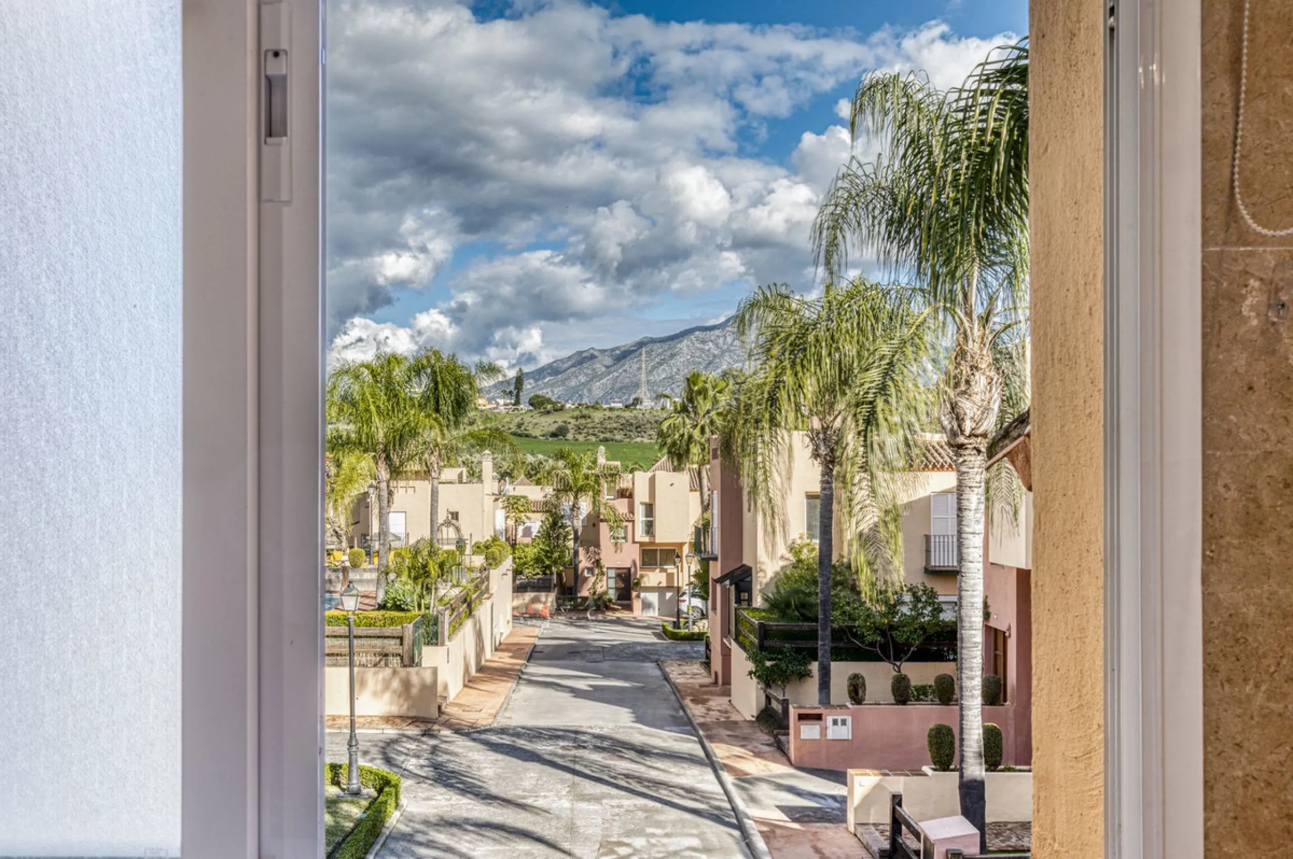 Discover this beautiful townhouse located in a quiet and well-kept closed urbanisation in Marbella, ideal for those looking for comfort, privacy and an excellent location, a few minutes from the main points of interest of the Costa del Sol.