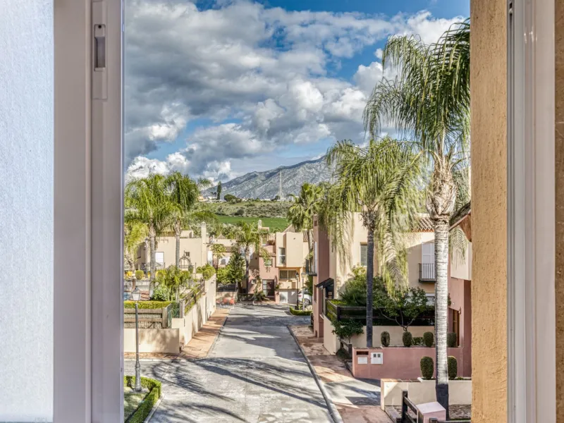 Discover this beautiful townhouse located in a quiet and well-kept closed urbanisation in Marbella, ideal for those looking for comfort, privacy and an excellent location, a few minutes from the main points of interest of the Costa del Sol.
