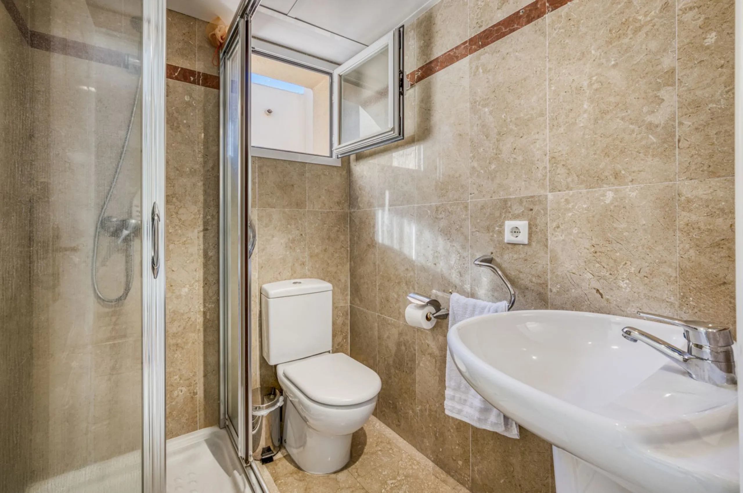Discover this beautiful townhouse located in a quiet and well-kept closed urbanisation in Marbella, ideal for those looking for comfort, privacy and an excellent location, a few minutes from the main points of interest of the Costa del Sol.
