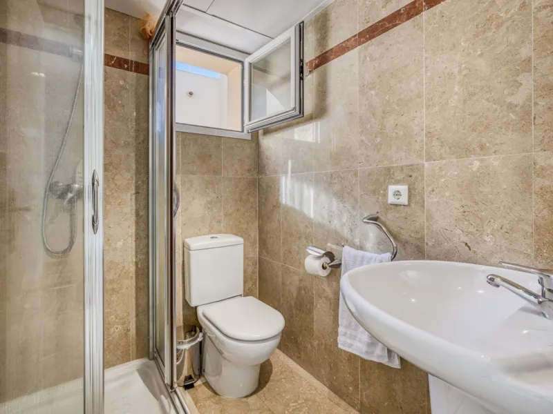 Discover this beautiful townhouse located in a quiet and well-kept closed urbanisation in Marbella, ideal for those looking for comfort, privacy and an excellent location, a few minutes from the main points of interest of the Costa del Sol.