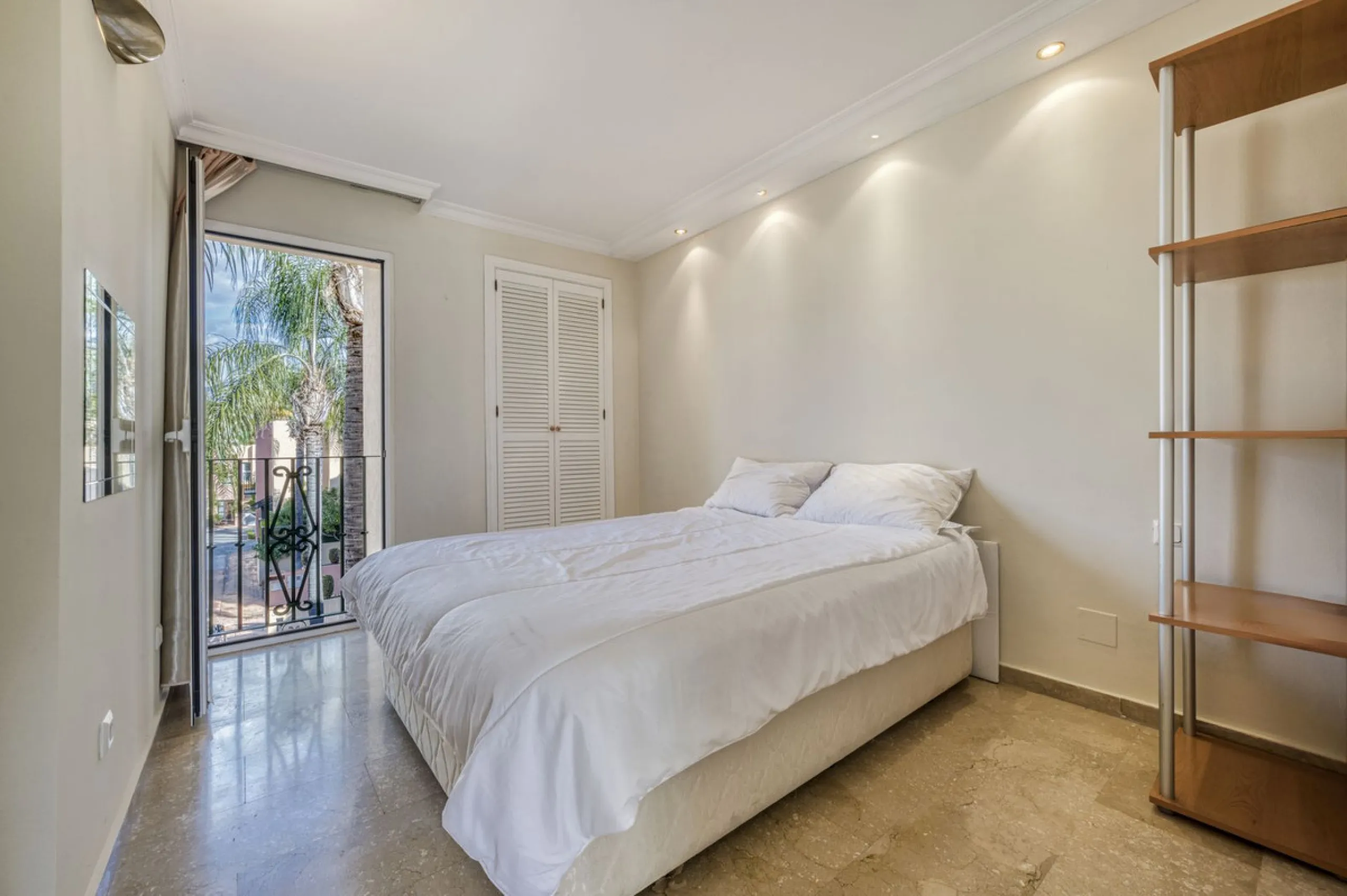 Discover this beautiful townhouse located in a quiet and well-kept closed urbanisation in Marbella, ideal for those looking for comfort, privacy and an excellent location, a few minutes from the main points of interest of the Costa del Sol.