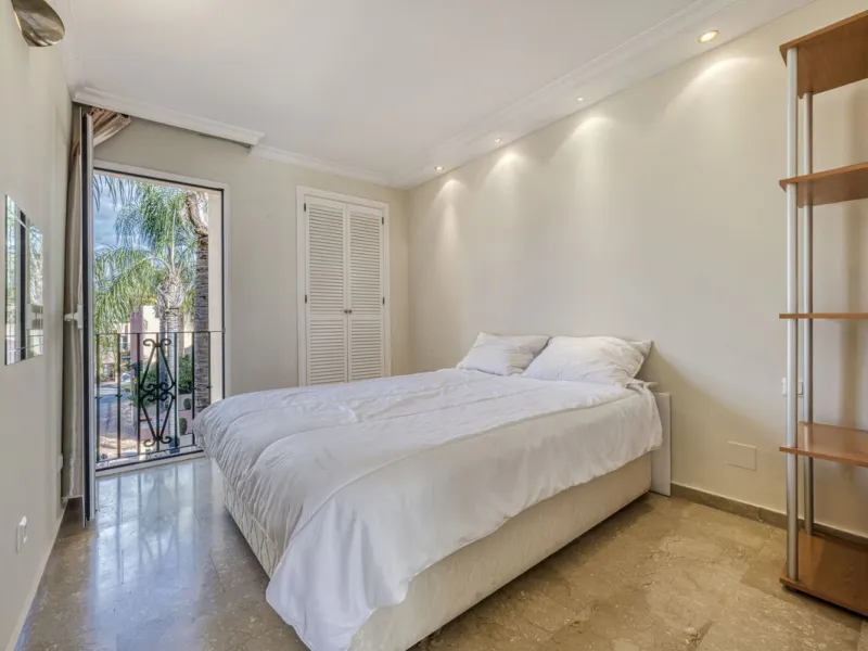 Discover this beautiful townhouse located in a quiet and well-kept closed urbanisation in Marbella, ideal for those looking for comfort, privacy and an excellent location, a few minutes from the main points of interest of the Costa del Sol.