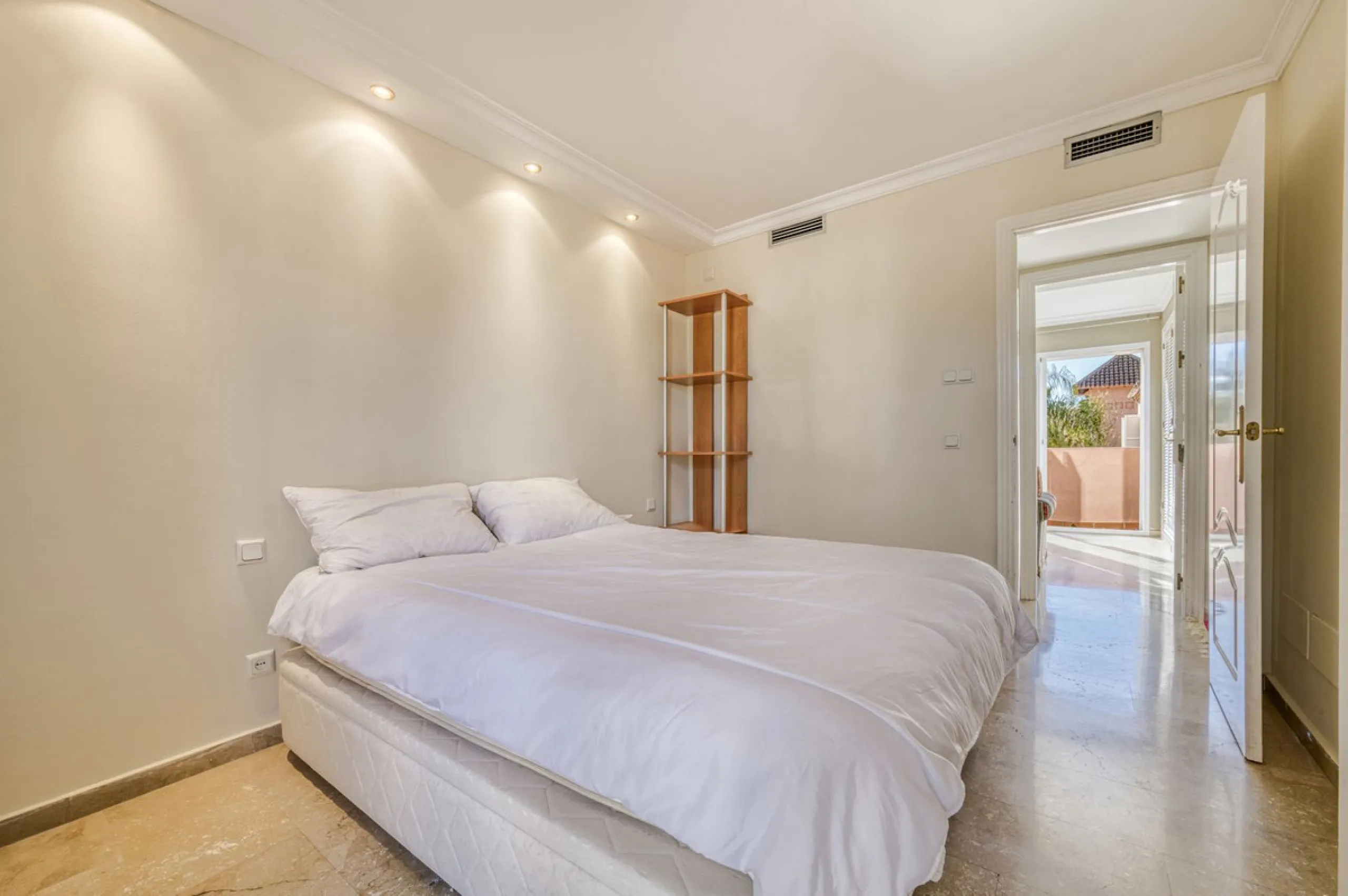 Discover this beautiful townhouse located in a quiet and well-kept closed urbanisation in Marbella, ideal for those looking for comfort, privacy and an excellent location, a few minutes from the main points of interest of the Costa del Sol.