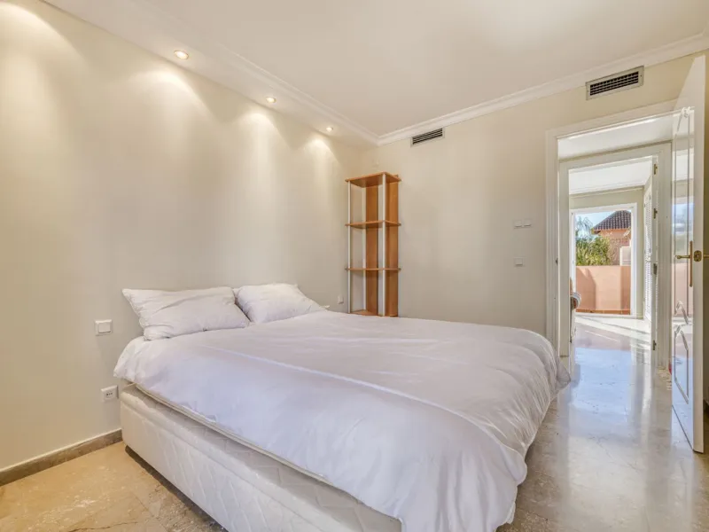 Discover this beautiful townhouse located in a quiet and well-kept closed urbanisation in Marbella, ideal for those looking for comfort, privacy and an excellent location, a few minutes from the main points of interest of the Costa del Sol.