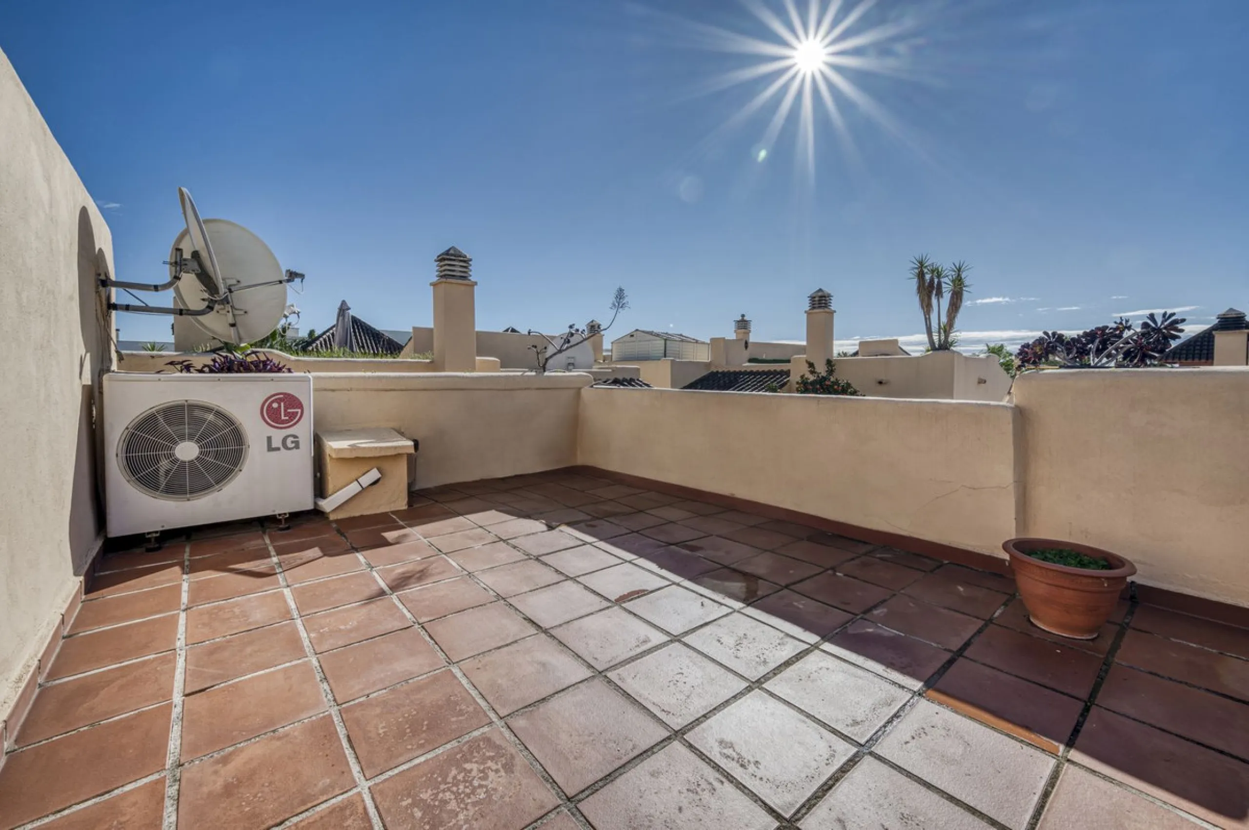 Discover this beautiful townhouse located in a quiet and well-kept closed urbanisation in Marbella, ideal for those looking for comfort, privacy and an excellent location, a few minutes from the main points of interest of the Costa del Sol.
